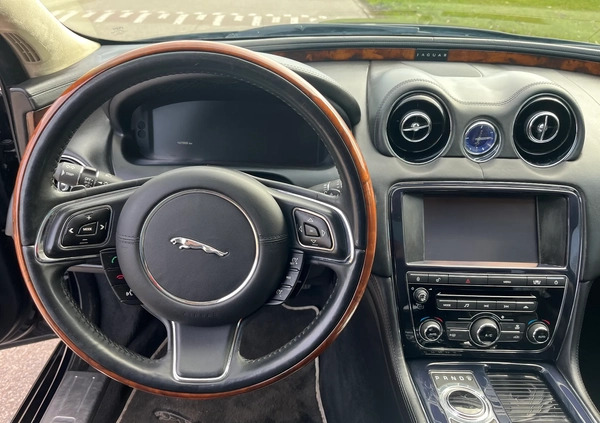 Jaguar XJ cena 45999 przebieg: 150000, rok produkcji 2011 z Warszawa małe 352